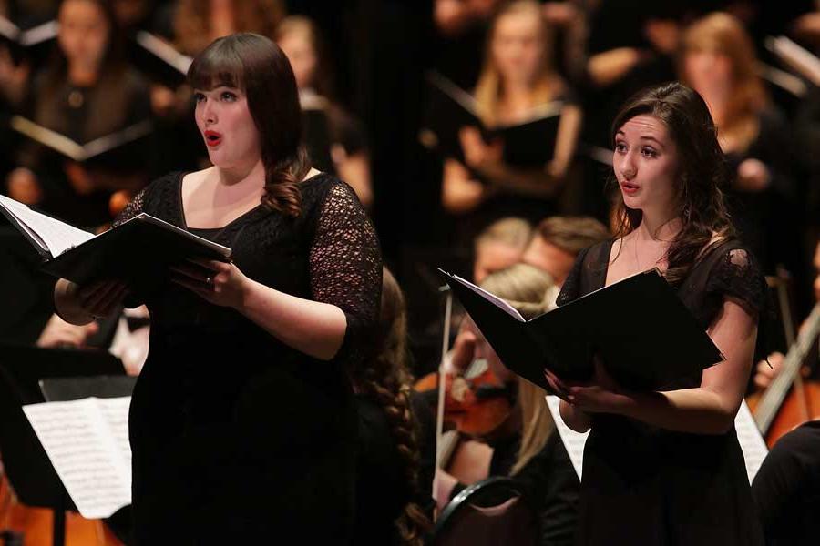 Robert Gehrenbeck and student singers from the 足彩平台 Chamber Singers and Concert Choir receive a standing ovation.