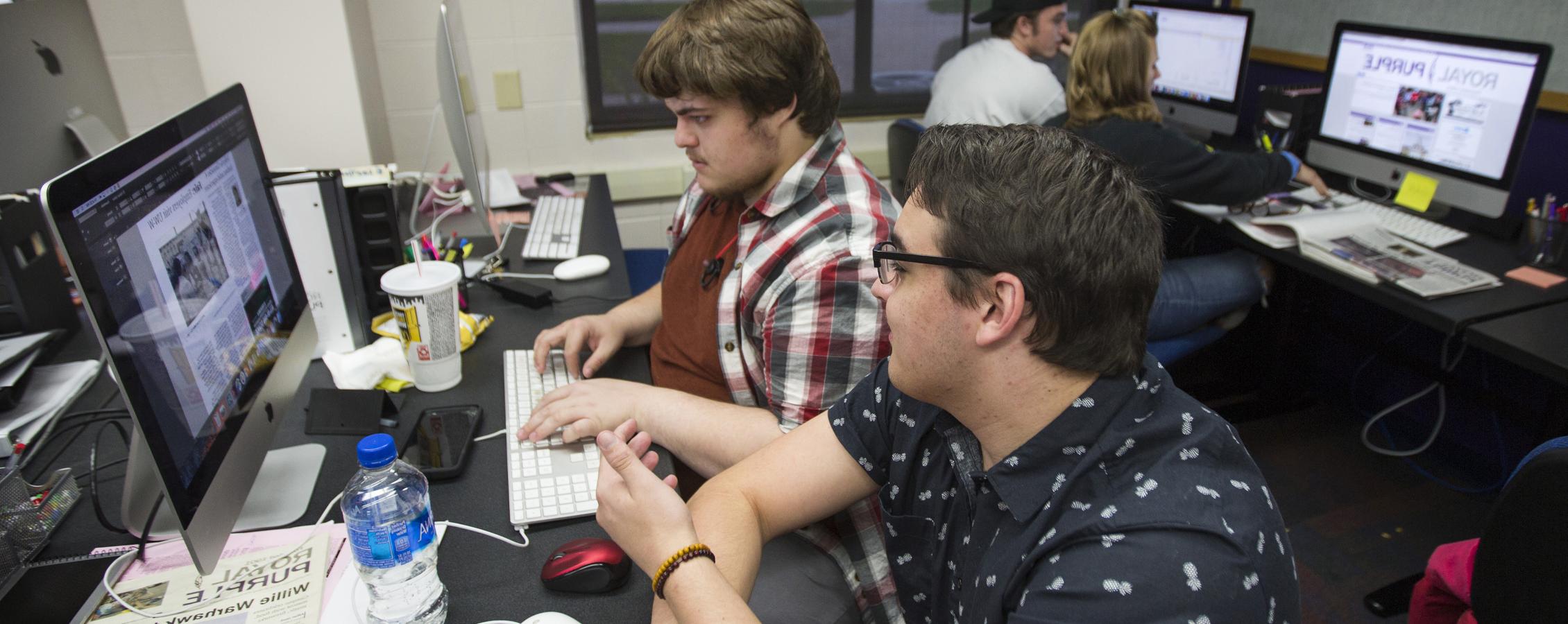 足彩平台 English students talk and laugh at computer.