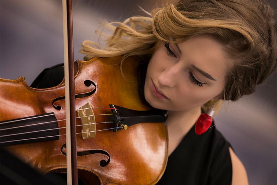 Violin player performs at 足彩平台