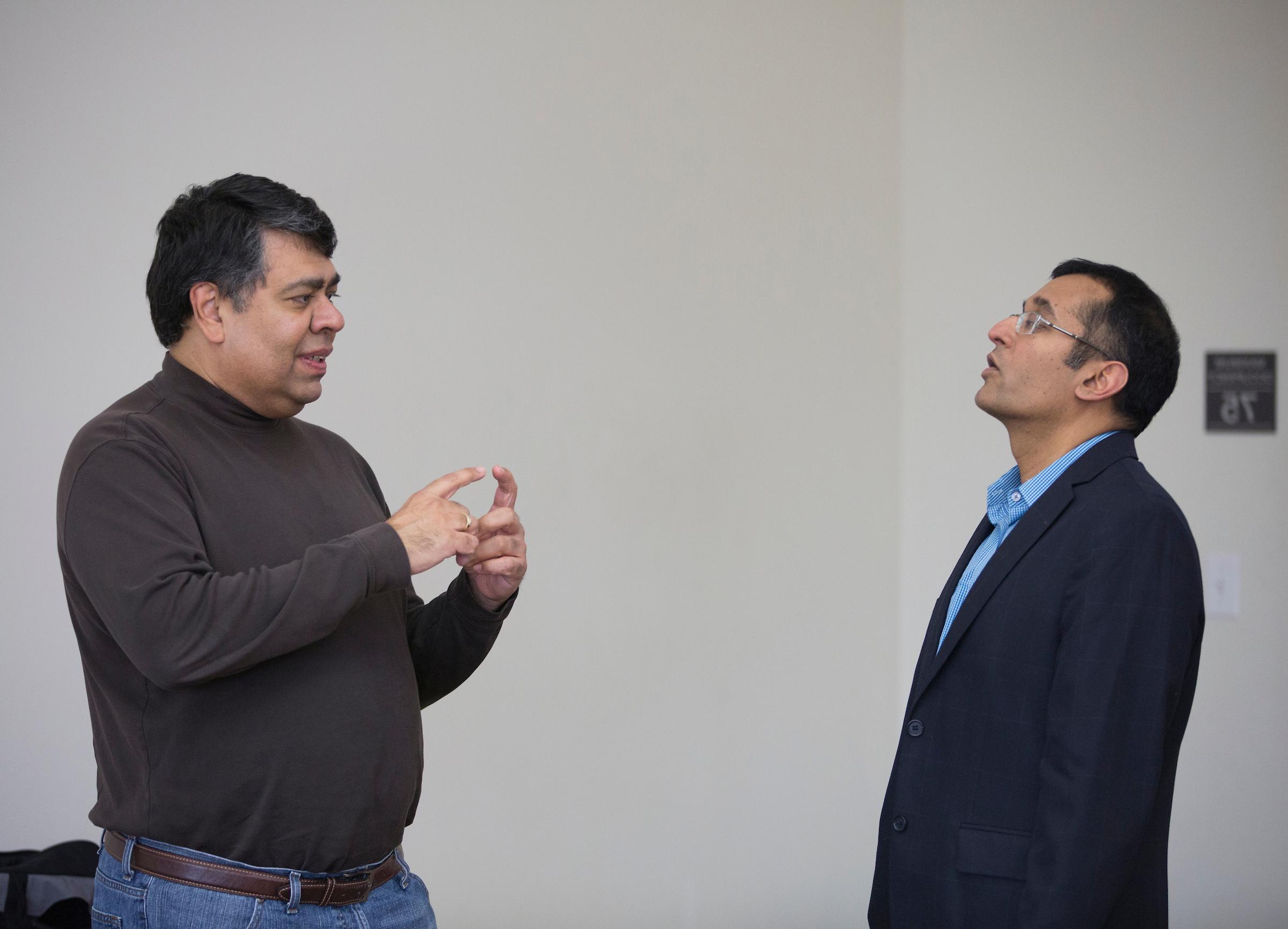 Henry Balani, right, in a discussion with Professor of Management Praveen Parboteeah, who established the DBA program at <a href='http://gcypou.supertudor.com'>足彩平台</a>.